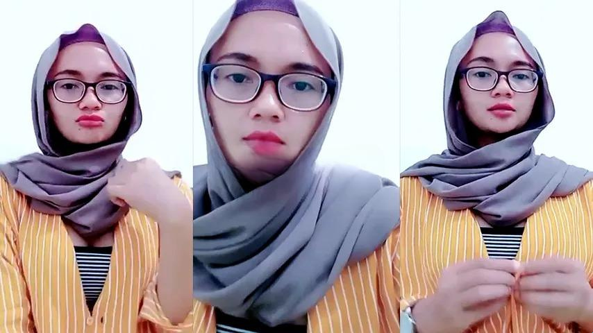 Bokep Indo Yulia Ukhty Nakal Pamer Belahan Toket