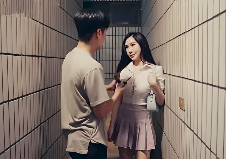 Perampok bertemu dengan seorang gadis playboy yang kelelahan