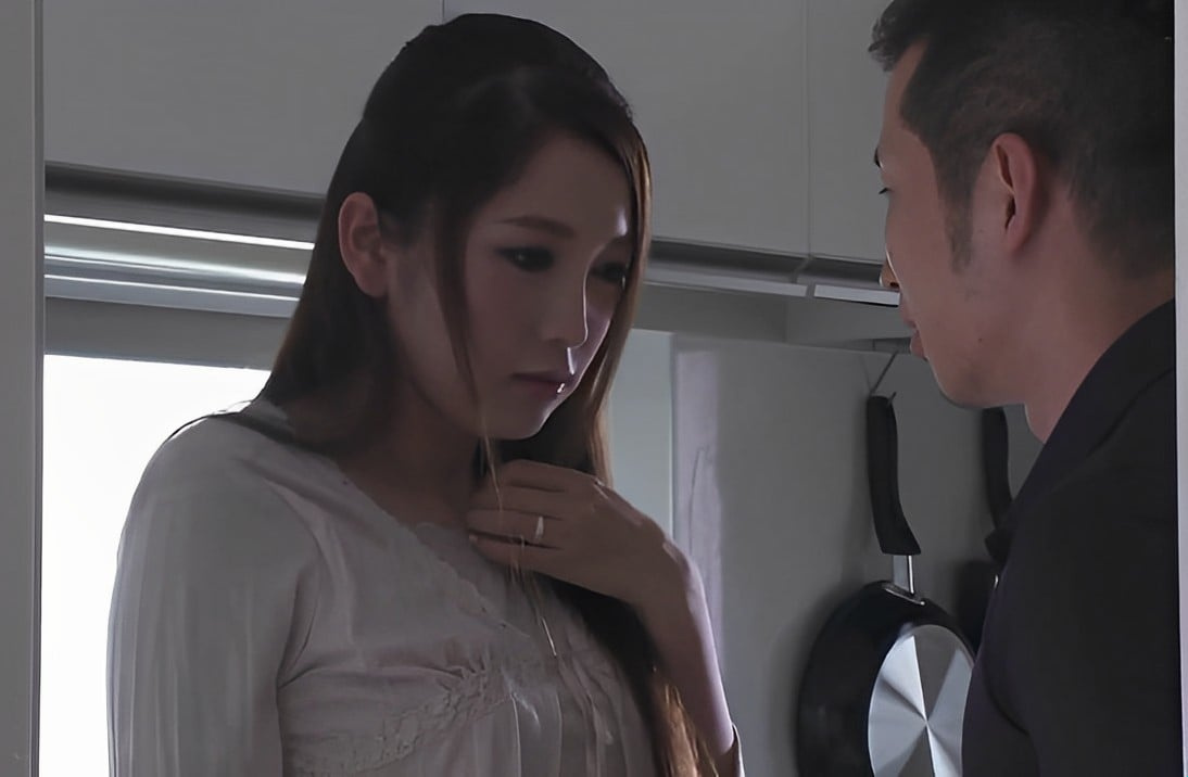 Pembantu berdada besar yang penuh nafsu, Asami Ogawa